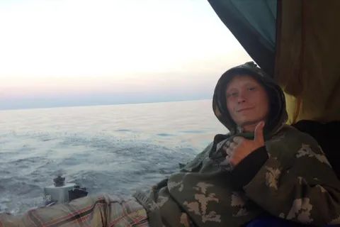 Двое ярославцев на плоту плывут к Каспийскому морю