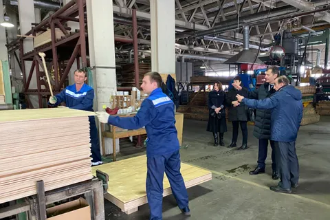 Мэр Ярославля посетил завод по производству фанеры