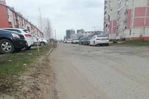 В Ярославле прибордюрные полосы превращаются в газоны