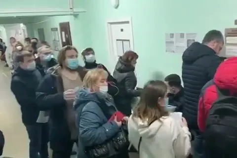 В ярославской поликлинике выстроились огромные очереди на выписку: видео
