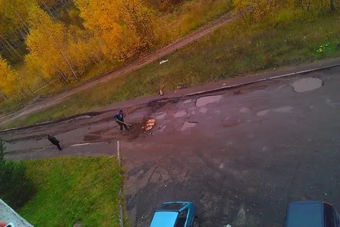 В Ярославле ямы в асфальте заделывают досками. С фото