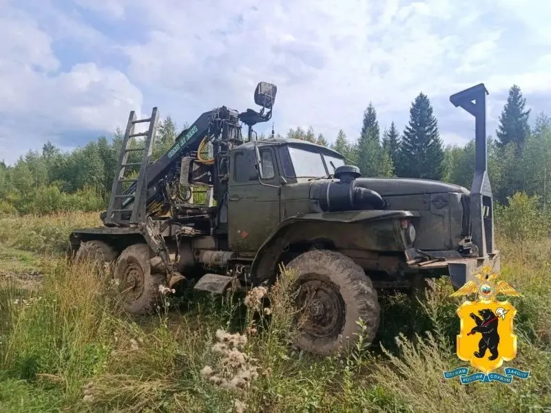В Ярославской области мужчина на угнанном лесовозе вылетел в кювет
