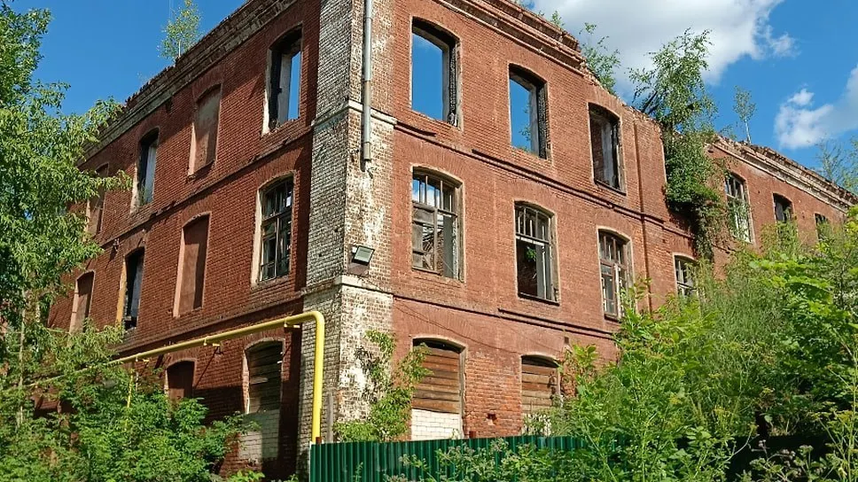 В Ярославле забаррикадируют корпуса на Калмыковых