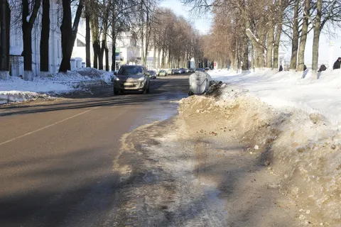 Начался вывоз снега с Волжской набережной Ярославля. Первый за всю зиму этого года. Фоторепортаж