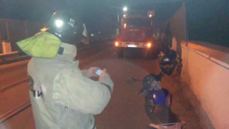 В Рыбинске ночью на мосту опрокинулся мотоцикл