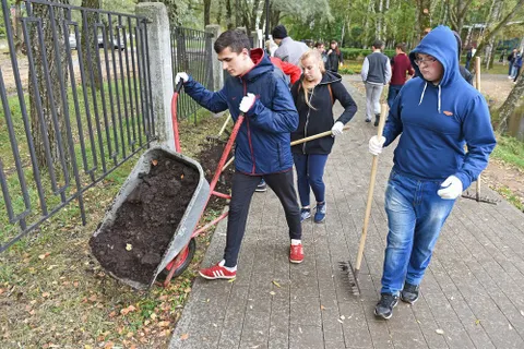 Студенты Ярославского технического университета привели в порядок парк «Нефтяник»