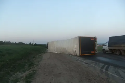 В Переславском районе на трассе М-8 утром перевернулся грузовик