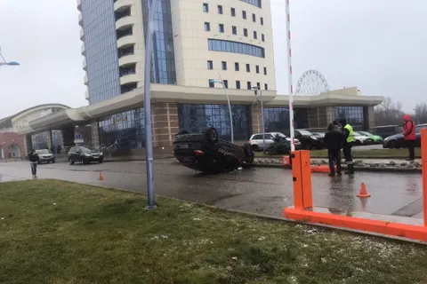 В Ярославле перевернулся автомобиль такси