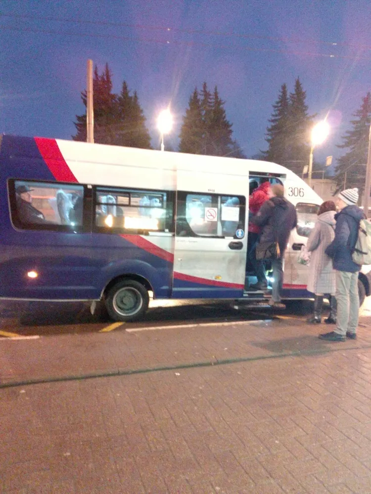 Это издевательство: в Ярославле вместо автобусов пассажиров начали возить «ГАЗели»