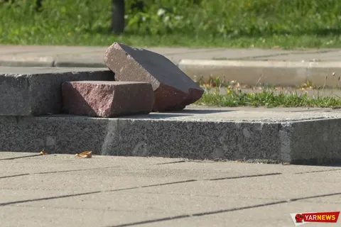 В Ярославле разрушается подарок «Газпрома» - гранитная набережная: фото