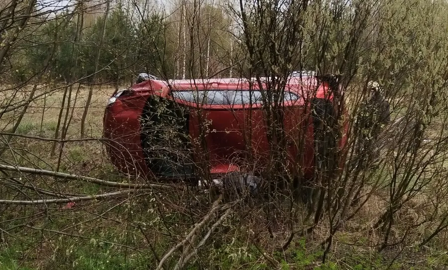 Под Рыбинском после ДТП перевернулась легковушка