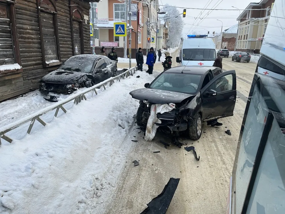 В центре Рыбинска три человека пострадали в ДТП