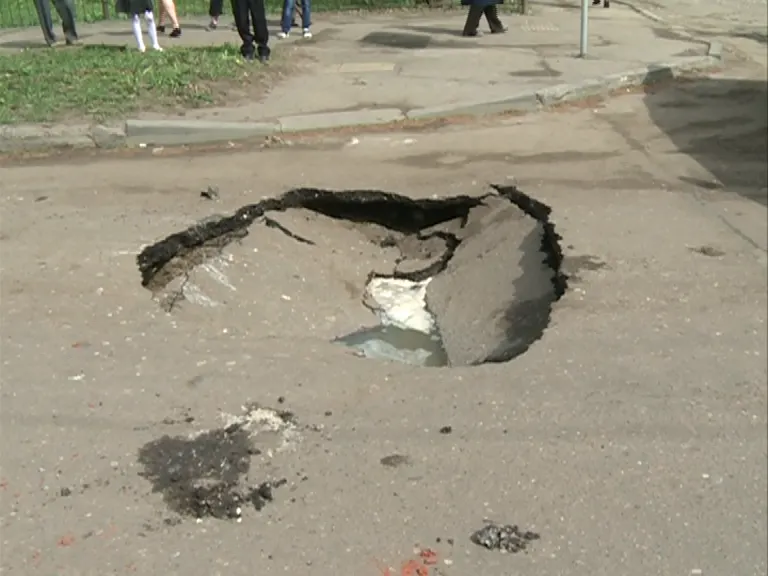 В Ярославле под внедорожником провалился асфальт