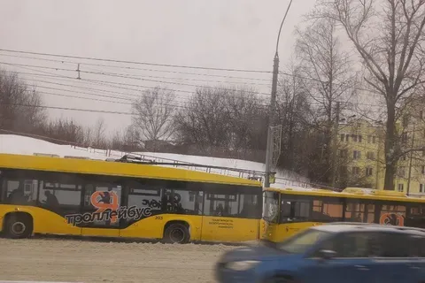 В Ярославле новый желтый троллейбус попал в ДТП