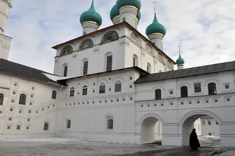 От ярославцев игуменью Варвару поздравили руководители области и города
