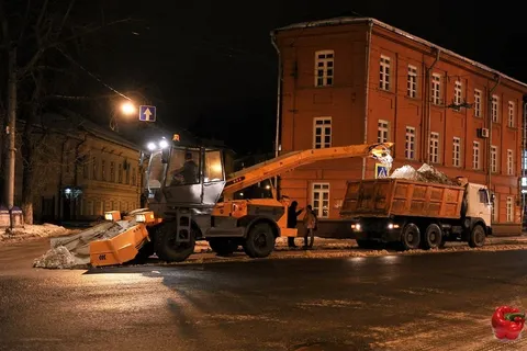 С центральных магистралей Ярославля за прошедшие выходные вывезен весь снег. Фоторепортаж