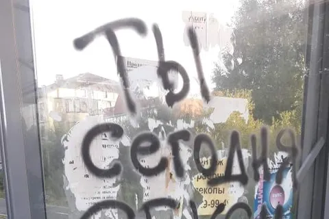 В Заволжском районе Ярославля два орка разгромили остановку