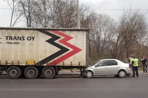 В Рыбинске «Рено Логан» въехал под грузовой автомобиль «Рено Магнум»