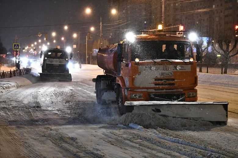 Областная техника продолжит убирать Ярославль от снега