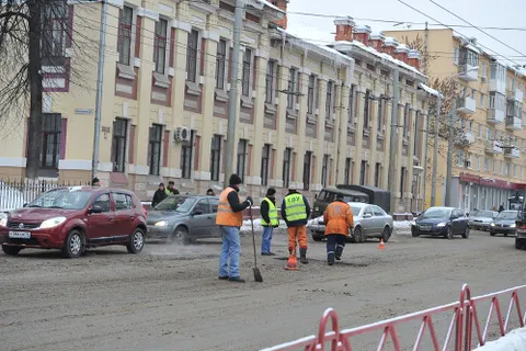 Ямочный ремонт на Красной площади в центре Ярославля ведется при дожде и мокром снеге