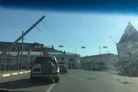 На Богоявленской площади в центре Ярославля рухнули столбы контактной сети