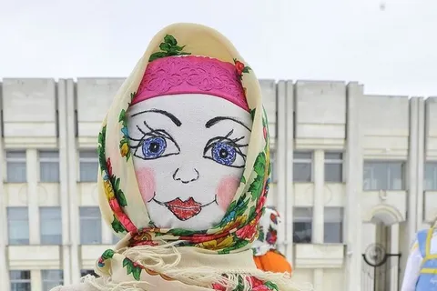 В центре Ярославля начался конкурс масленичных кукол. Фоторепортаж