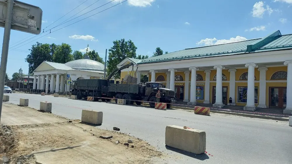 С центральной улицы Ярославля военные вывозят плитку