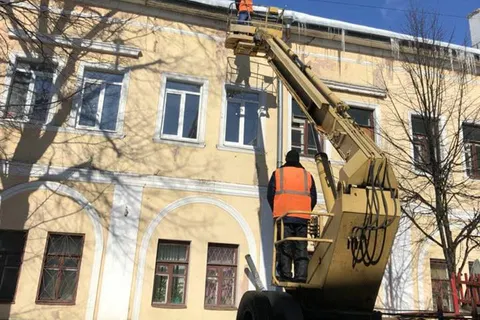 Мэрия  Ярославля предупреждает: будьте осторожны, с крыш падают снежные глыбы