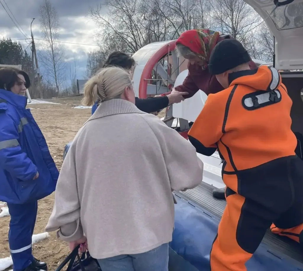 С Юршинского острова под Рыбинском эвакуировали пожилую женщину