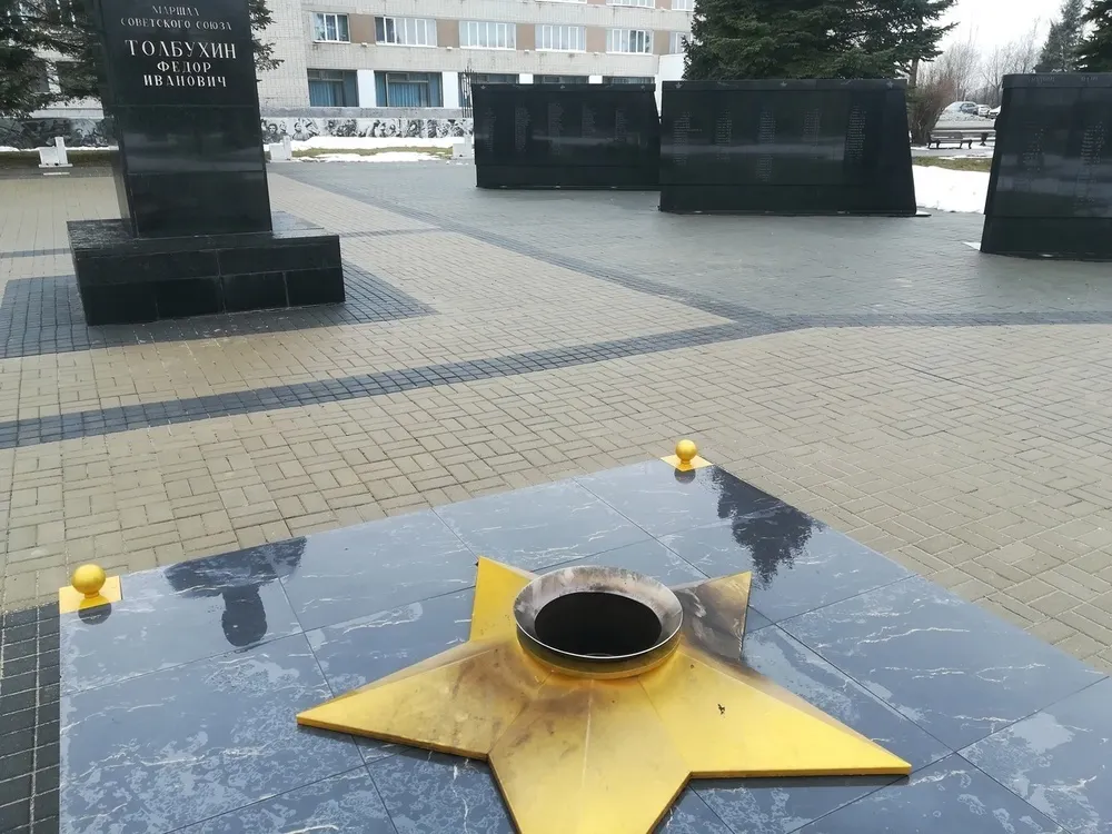 В Тутаеве вандал залил Огонь Памяти водкой и соком