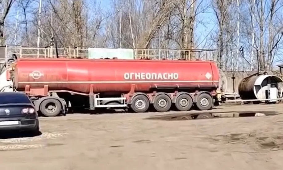 Приставы арестовали бензовозы у ярославского бизнесмена
