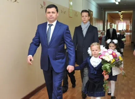 Дмитрий Миронов провел День знаний в школе и университете