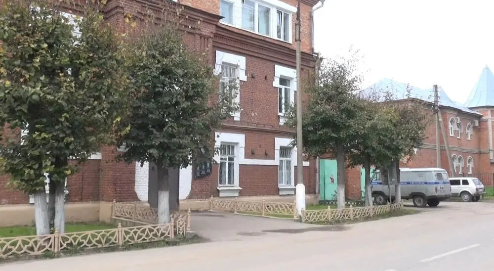 В ярославском райцентре вандал разгромил урны со скамейками