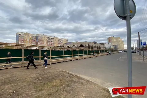 Здание Заволжского рынка в Ярославле сносит экскаватор