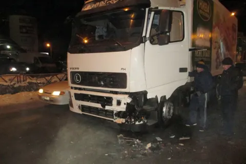 Ночью на Московском проспекте в Ярославле грузовик «поцеловал» легковушку