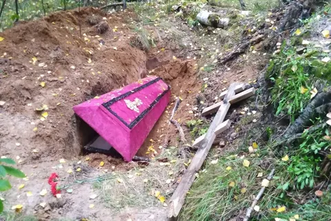 В лесу под Ярославлем грибники нашли открытый гроб