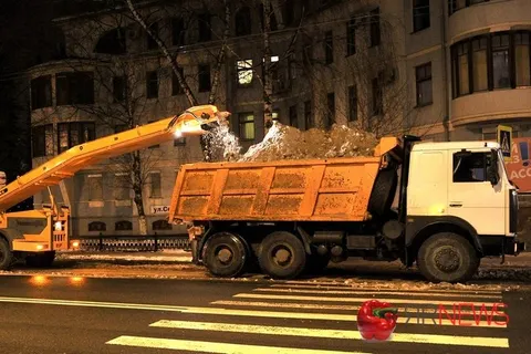 С центральных магистралей Ярославля за прошедшие выходные вывезен весь снег. Фоторепортаж