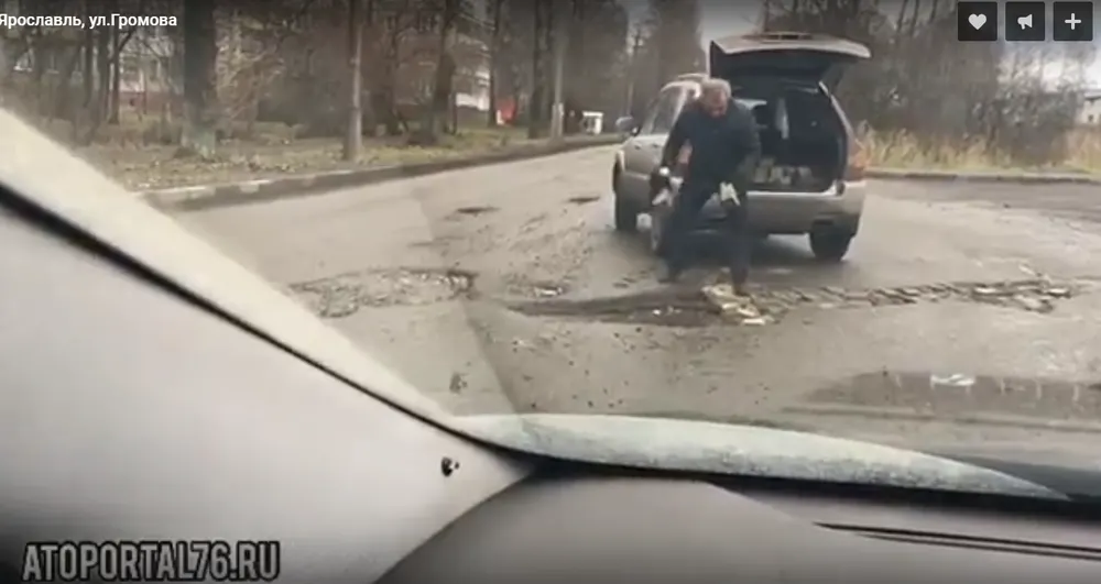 В Брагино водители сами латают ямы кирпичами: кадры
