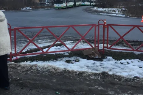 В Ярославле легковушка провалилась под асфальт - фото