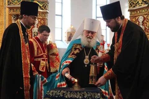 Благодатный огонь в Ярославле раздавали при большом стечении народа