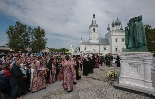 В Ярославской области открыли памятник Царской семье