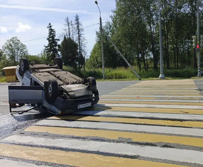 Легковушка перевернулась после аварии под Ярославлем