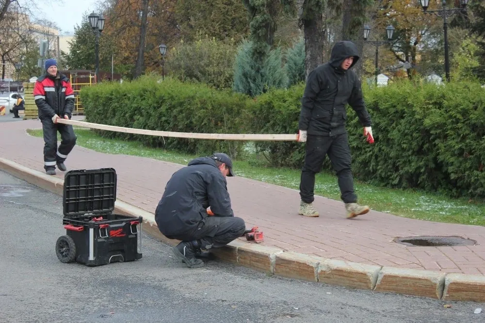 Подрядчик катка в Ярославле распиливает бордюр на Советской площади