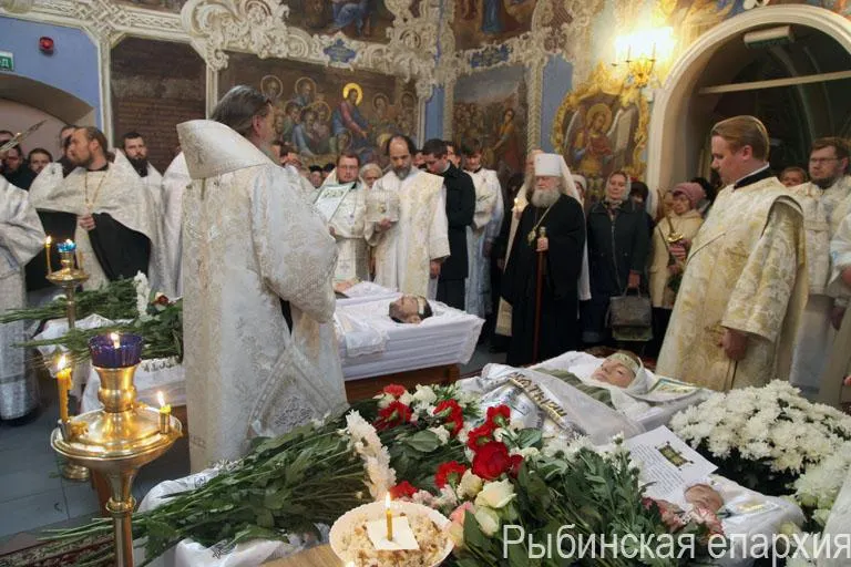 В Ярославле простились с семьей погибшего в ДТП священника