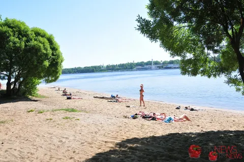 Несмотря на буйство микробов, все пляжи Ярославля открыли. С фото