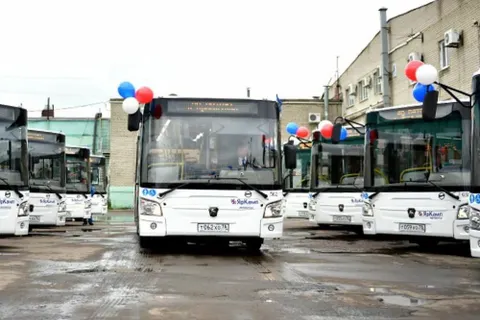 Мэр Ярославля вручил водителям ПАТП-1 ключи от новых автобусов: фото