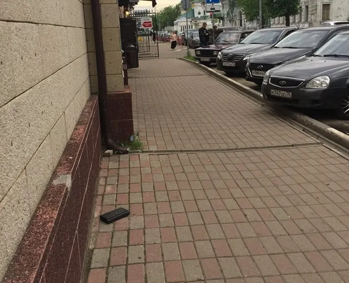 Потерянный бумажник  в Ярославле не поднять – он памятник 