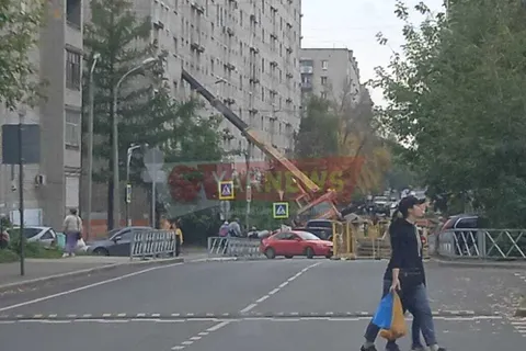 В Рыбинске кран-манипулятор улетел в жилой дом