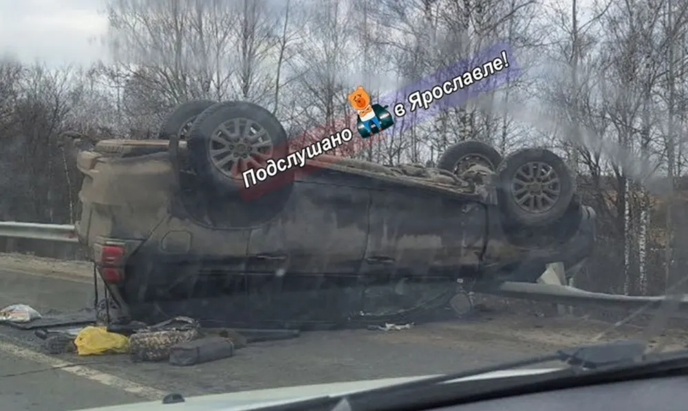 На трассе под Ярославлем перевернулась иномарка