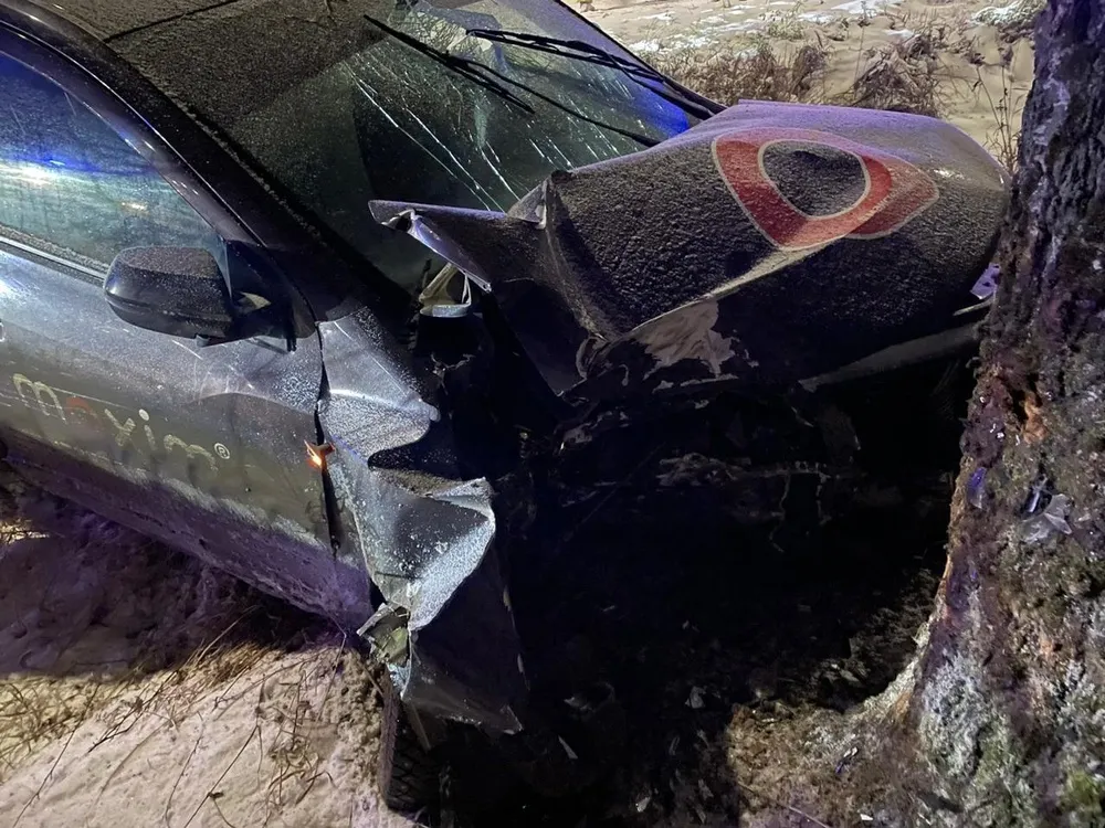 В Рыбинске автомобиль такси врезался в дерево